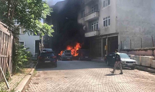 Seyir halindeki otomobil alev alev yandı