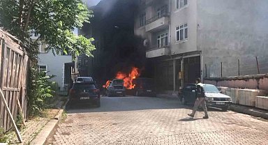 Seyir halindeki otomobil alev alev yandı