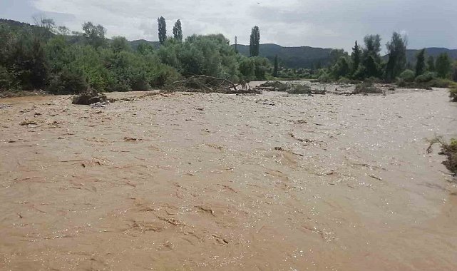 Şiddetli sağanak hayatı felç etti, tarım arazileri zarar gördü