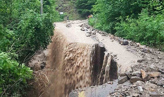 Şiddetli yağmur yolu çökertti, sular adeta şelale gibi aktı