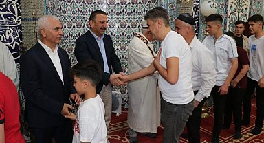 Siirt Valisi Hacıbektaşoğlu, bayram namazı sonrası vatandaşla bayramlaştı