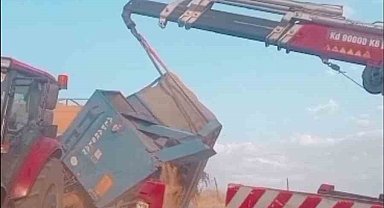 Siirt'te römork devrildi, buğday tarlaya savruldu