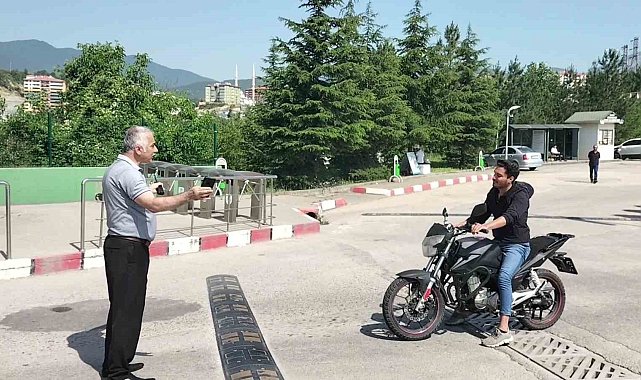 Sınav saatini kaçıran aday güvenlik görevlisine bela okudu