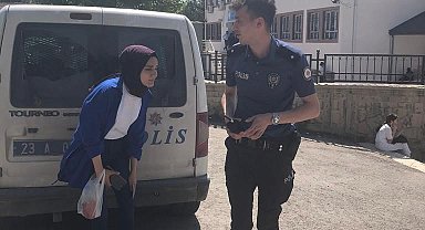 Sınava geç kalan vatandaşların yardımına polis ekipleri yetişti