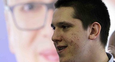 Sırbistan Cumhurbaşkanı Vucic'in oğlunun giydiği tişört krize neden oldu