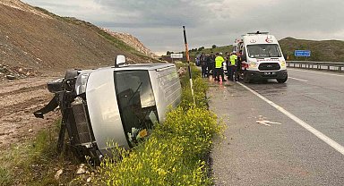 Sivas'ta minibüs yan yattı: 4 yaralı