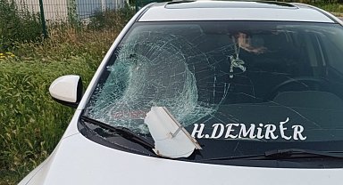 Sokak aydınlatma lambası aracın üzerine düştü