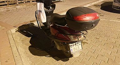 Sokak köpeklerinden kaçarken kaza yaptı