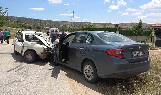 Sollama yaptı, karşıdan gelen araçla kafa kafaya çarpıştı: 4 yaralı