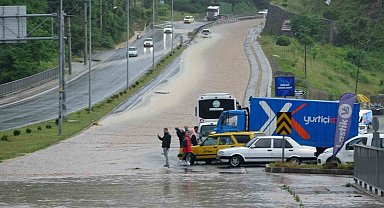 Sular altında kalan karayolu kapandı, işyerlerini su bastı