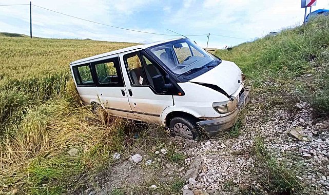 Sungurlu'da minibüs tarlaya uçtu: 1 ölü