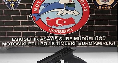 Şüpheli şahısların üzerinde tabanca ele geçirildi
