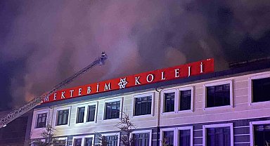 Tadilat sırasında yangın çıkan okuldan yükselen alevler geceyi aydınlattı
