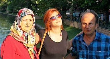 Takla atan araçta anne öldü, baba ile kızı yaralandı