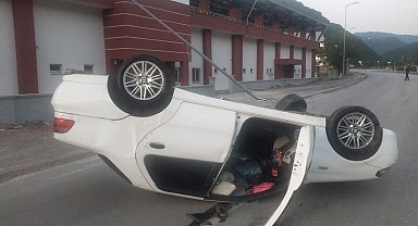 Takla atan otomobildeki 4 kişi yaralandı