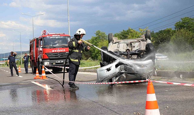 Takla atan otomobildeki 4 kişilik aile yara almadan kurtuldu
