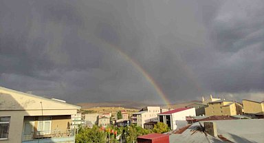 Tarihi Ardahan Kalesi'nin üzerinde ortaya çıkan gökkuşağı hayran bıraktı