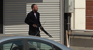 Tartıştığı kişiye sinirlenince pompalı tüfekle sokağı esir aldı