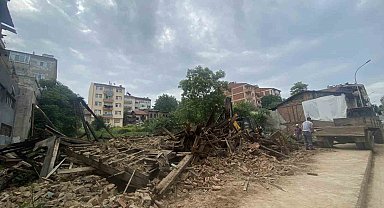 Taşköprü'de 13 metruk bina yıkıldı
