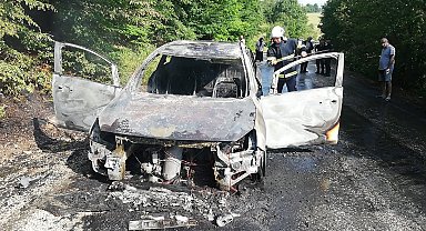 Tatil yolundaki ailenin otomobili yanarak kullanılmaz hale geldi