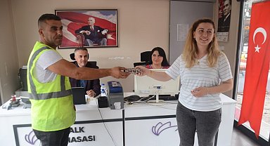 Temizlik işçisi bulduğu yüklü miktarda para dolu cüzdanı sahibine teslim etti