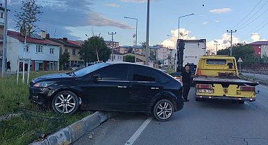 Tır, otomobili refüje sürükledi