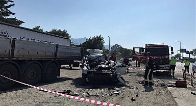 Tıra saplanan aracın sürücüsü direksiyonda kalp krizi geçirmiş