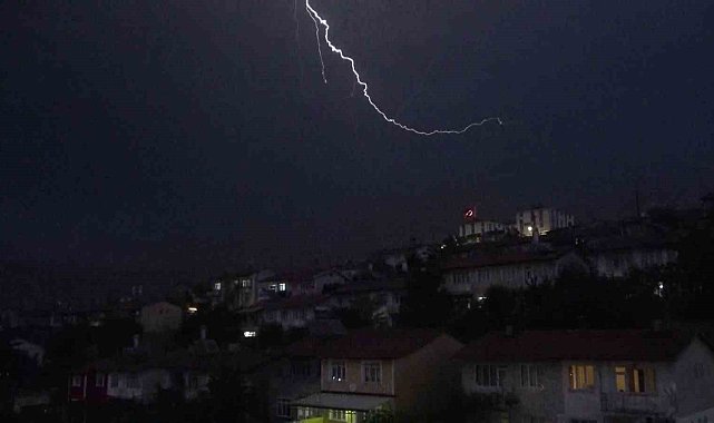 Tokat'ta geceyi şimşekler aydınlattı
