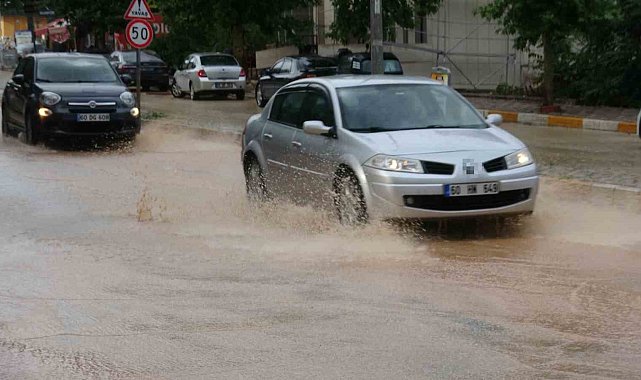 Tokat'ta sağanak caddeleri göle çevirdi