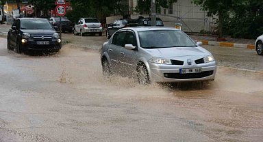 Tokat'ta sağanak caddeleri göle çevirdi