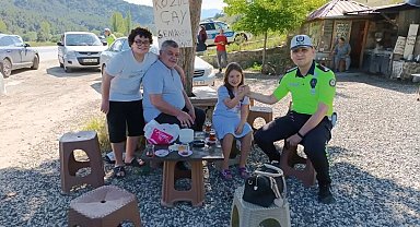 Trafik ekiplerinden sürücülere çay molası