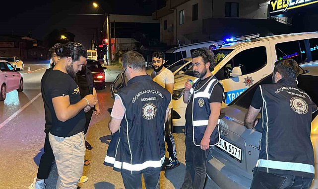 Trafik ekiplerinin dikkatinden kaçmadı, 5 kaçak göçmen yakalandı