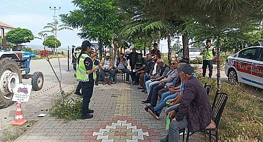 Trafik jandarmasından çiftçilere traktör güvenliği eğitimi