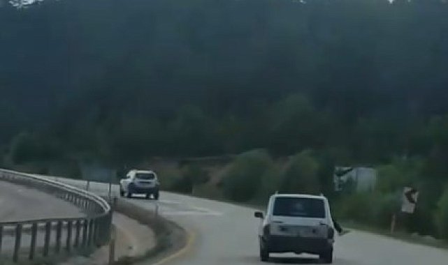 Trafikteki tehlikeli yolculuk kameraya yansıdı: Ayaklarını camdan sarkıttı