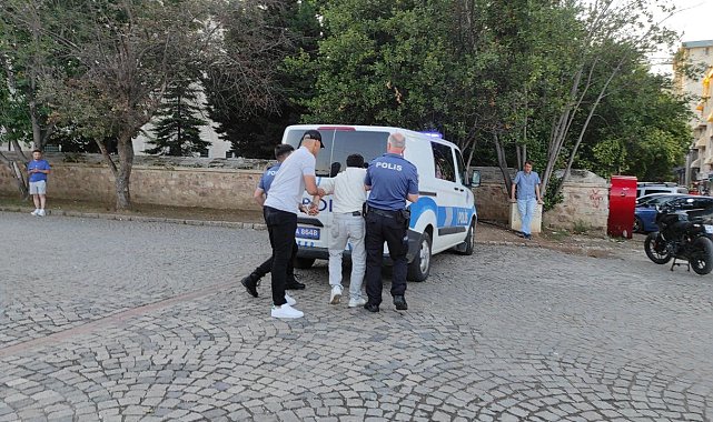Tramvay durağında kavgaya karışan şahıs, müdahale eden güvenlik görevlisine saldırdı
