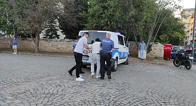 Tramvay durağında kavgaya karışan şahıs, müdahale eden güvenlik görevlisine saldırdı