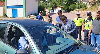 Tunceli'de çikolatalı ve oyuncaklı yol kontrolü