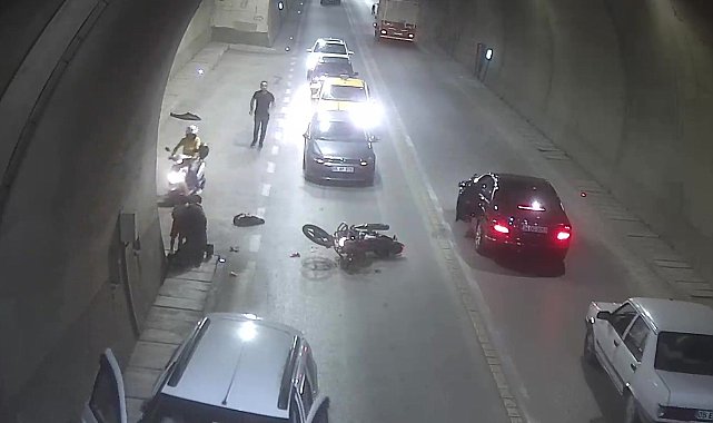 Tünelde motosiklet otomobile çarptı, baba oğul yaralandı