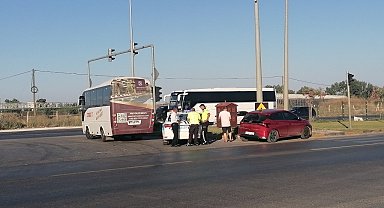 Tur midibüsü ile otomobilin kazası ucuz atlatıldı