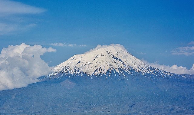 Türkiye'nin doğu ucunda yükselen Ağrı Dağı heybetiyle görenleri hayran bırakıyor