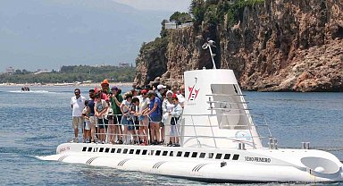 Türkiye'nin ilk turistik denizaltısı 18 bin turisti denizin altına indirecek