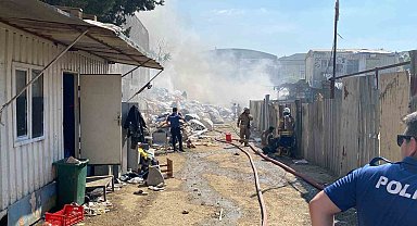 Tuzla'da geri dönüşüm tesisinde çıkan yangın Marmaray'da gecikmelere neden oldu