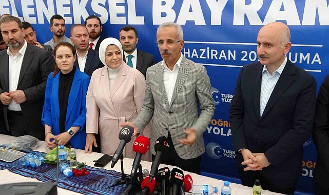 Ulaştırma ve Altyapı Bakanı Abdulkadir Uraloğlu, memleketinde vatandaşlarla bayramlaştı