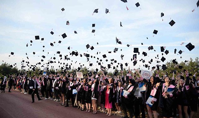 Uludağ Üniversitesi'nde mezuniyet coşkusu