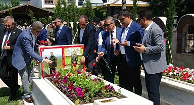Uşak'ta arife günü şehitler mezarı başında anıldı