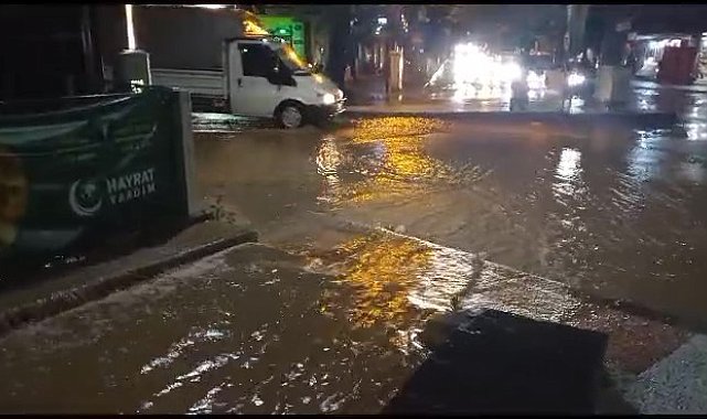 Uşak'ta sağanak ve dolu: Ev ve iş yerlerini su bastı