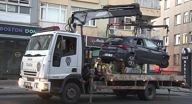Üsküdar'da kontrolden çıkan araç yan yattı: 1 yaralı
