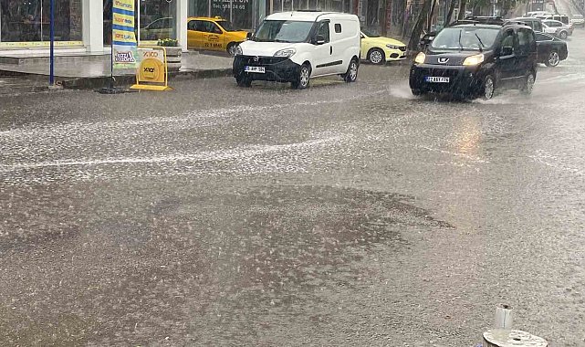 Uzunköprü'de sağanak yağış etkili oluyor
