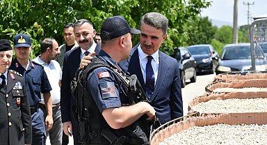 Vali Baruş, bayram nedeniyle yol kontrol noktalarını ziyaret etti