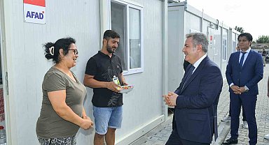 Vali Elban, depremzedeler ile bayramlaştı
